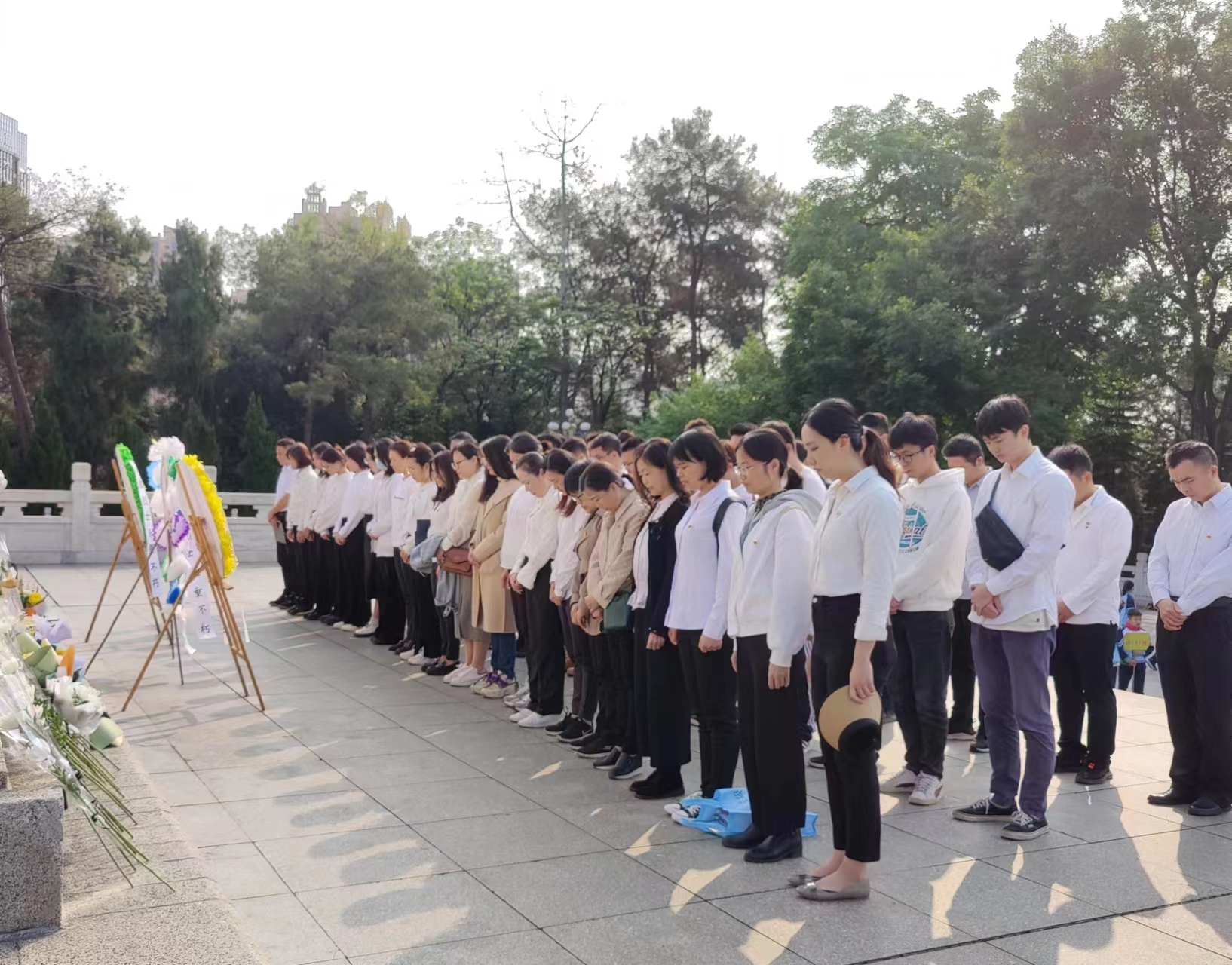 市排水公司黨總支、南寧建康環(huán)保公司黨支部開展“緬懷革命先烈，賡續(xù)紅色基因”聯(lián)合主題黨日活動(dòng)
