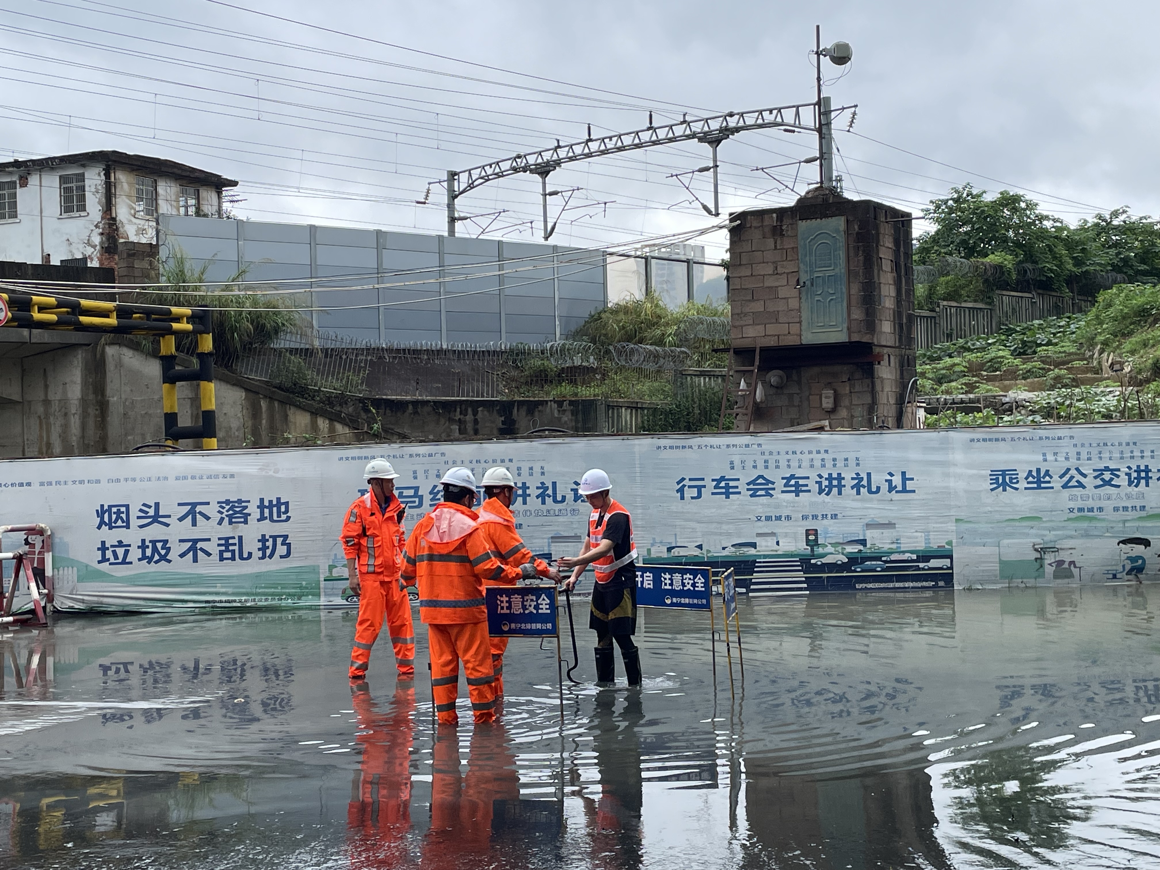 積極應(yīng)對強(qiáng)降雨，市排水公司連夜出擊排水搶險(xiǎn)